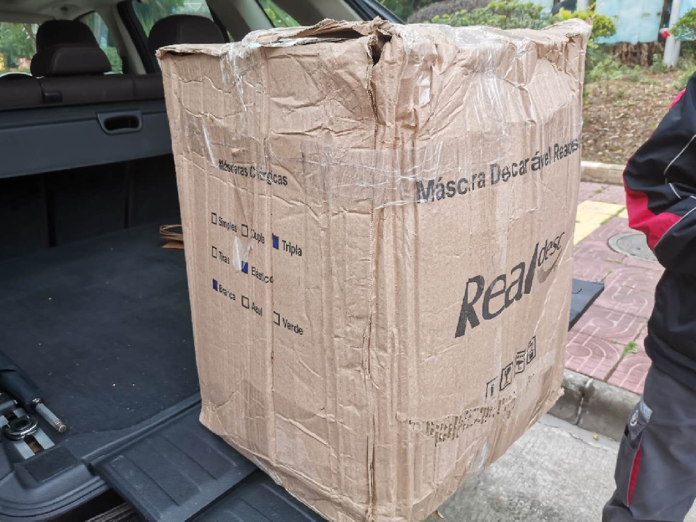 yl9193永利澳门籍大二女生向公司赠送5000只外科医用口罩