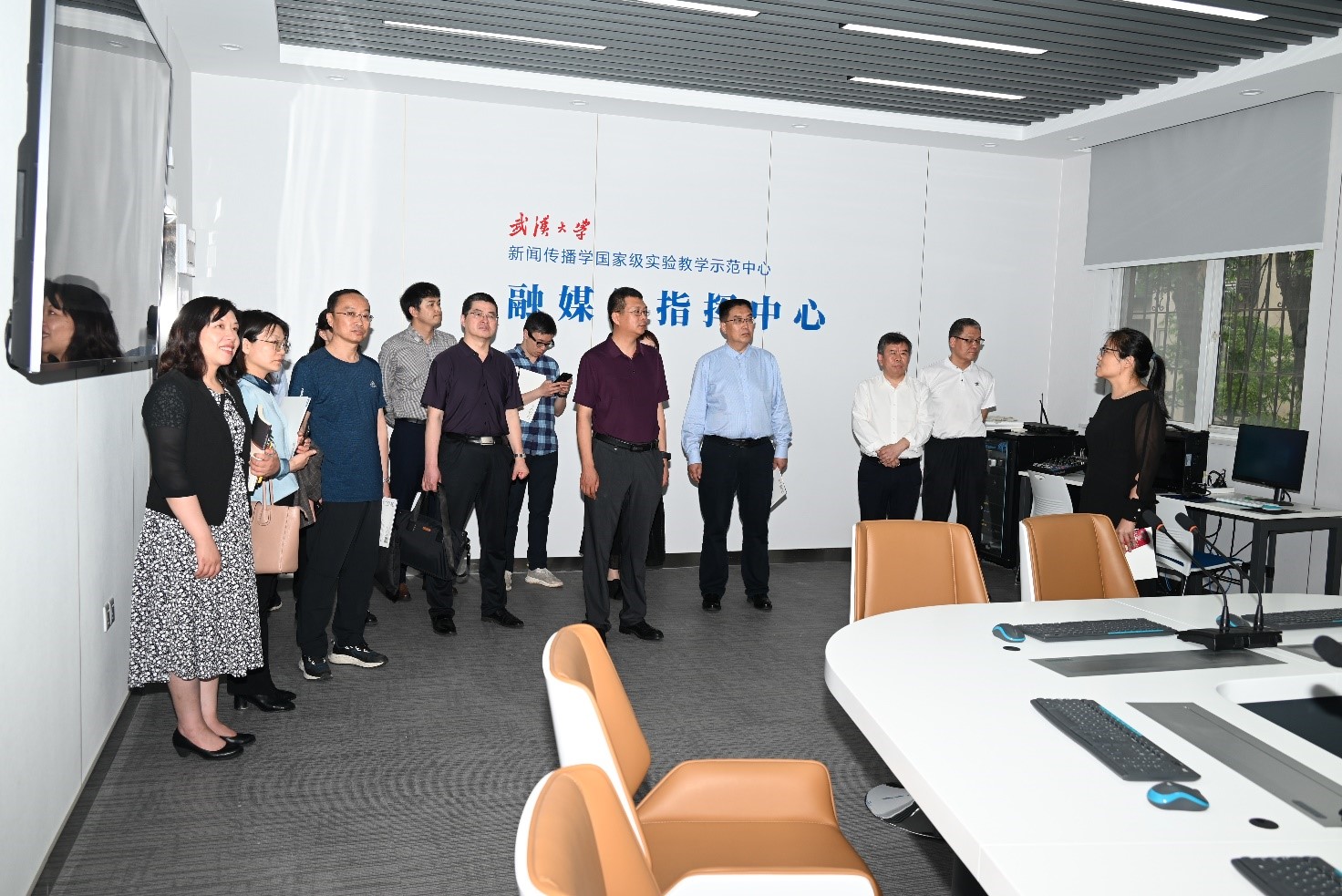 新疆大学的领导和专家来公司调研